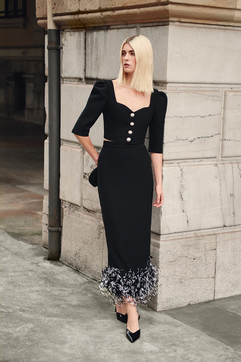 falda en crepe negro, recta con boas de plumas al tono blanca y negra para invitada a boda, fiesta, evento, invitadas, shop online apparentia