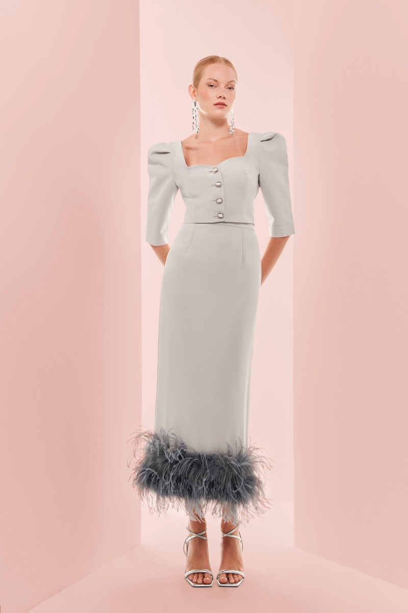 falda de plumas en crepe gris, recta con boas de plumas al tono para invitada a boda, fiesta, evento, invitadas, shop online apparentia