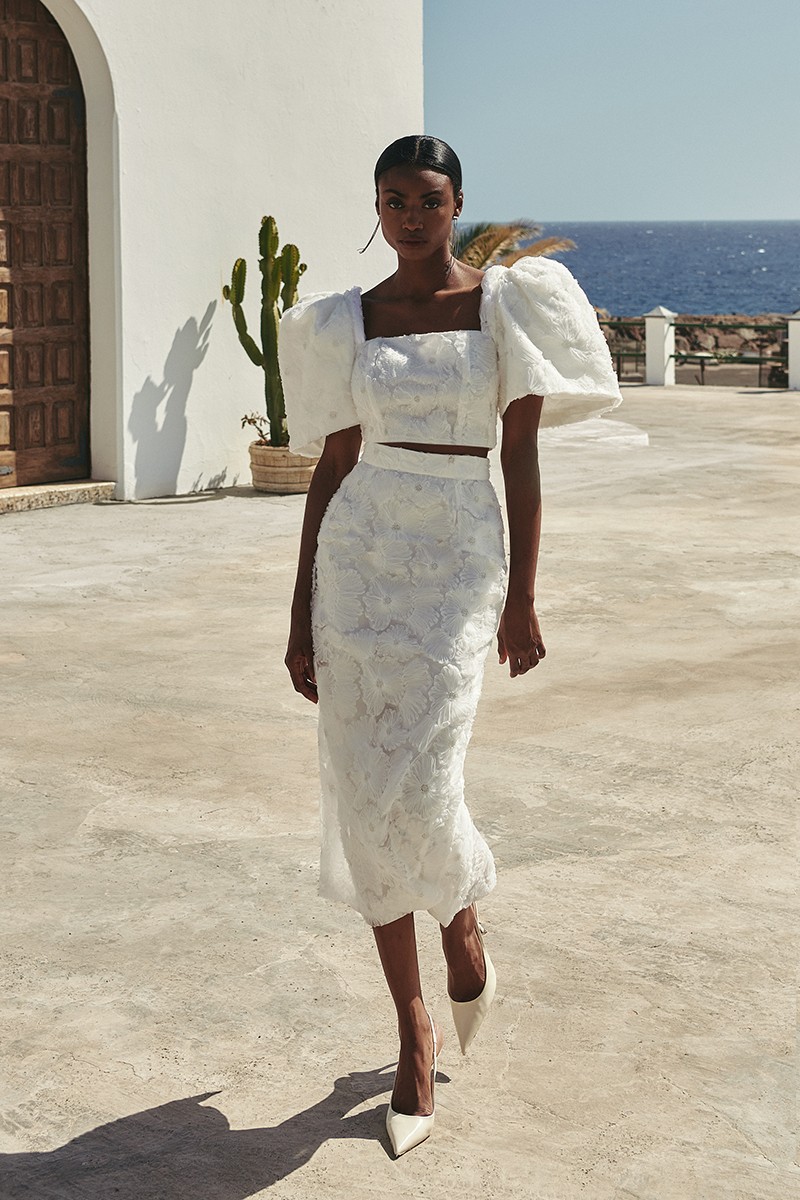 Espectacular conjunto de novia compuesto por falda midi y top manga campana confeccionado en tul fantasía con flores bordadas en relieve y pailletes color blanco de gran calidad.