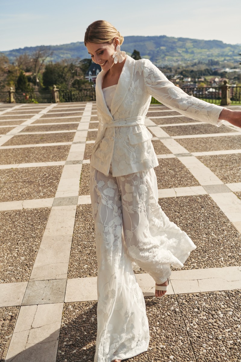 comprar traje de novia blazer y falda pantalon de gasa bordada blanca para invitada evento, boda civil, fiesta blanca, ibicenca, bohochic