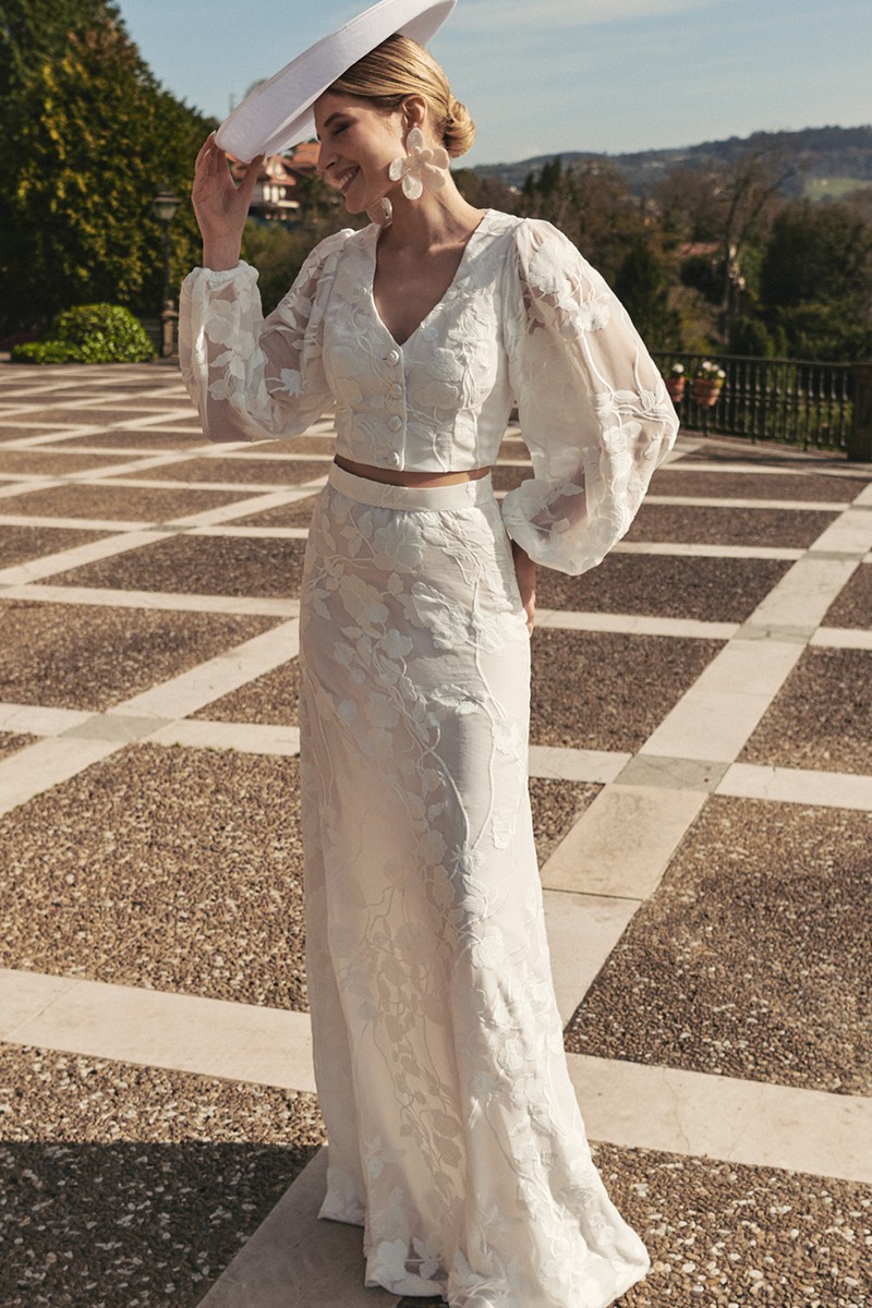 Preciosa falda larga de gasa bordada en flores blancas de excelente calidad con forma evasé para novia civil, boda por la iglesia, boda en la playa, boho chic.
