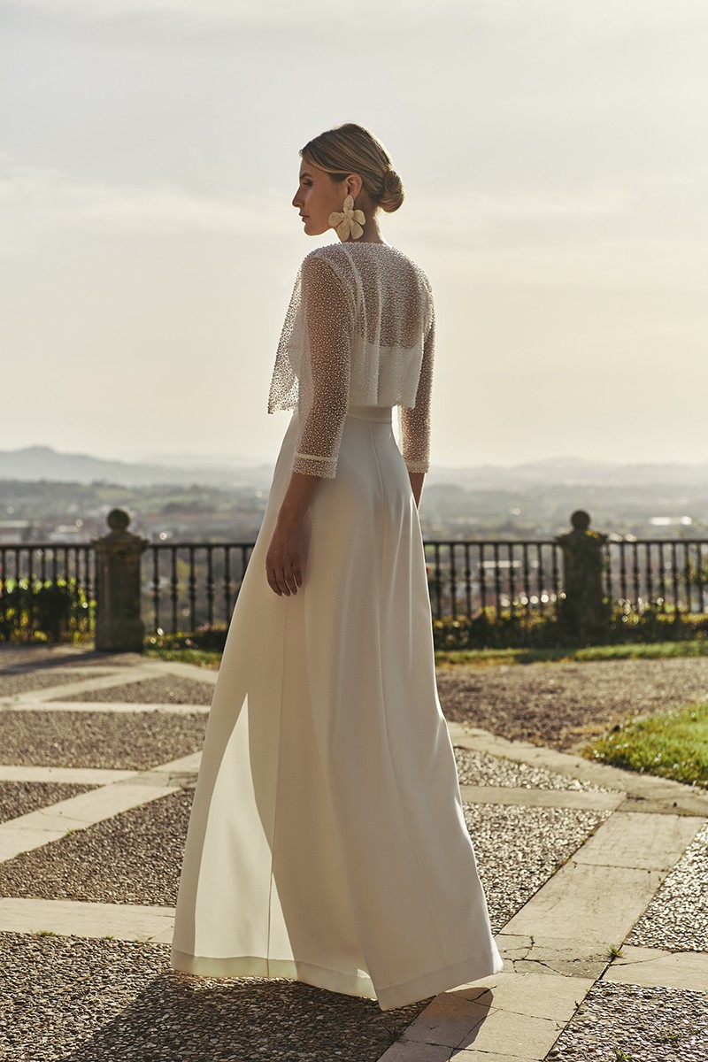 vestido largo lencero en crepe blanco con tirantes finos, escote en la espalda y abertura lateral en la falda para invitada fiesta, evento noche,novia segundo vestido