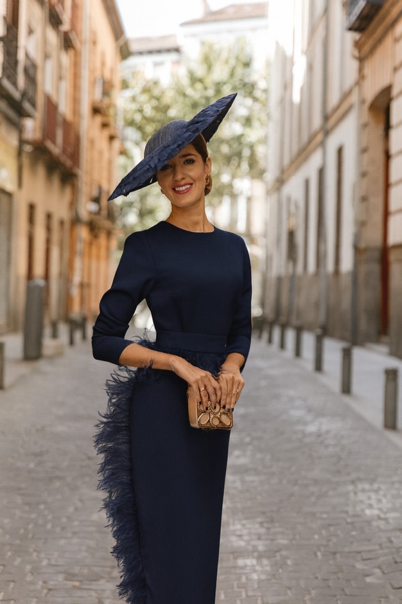 vestido de fiesta midi con manga larga azul marino con plumas para boda otoño