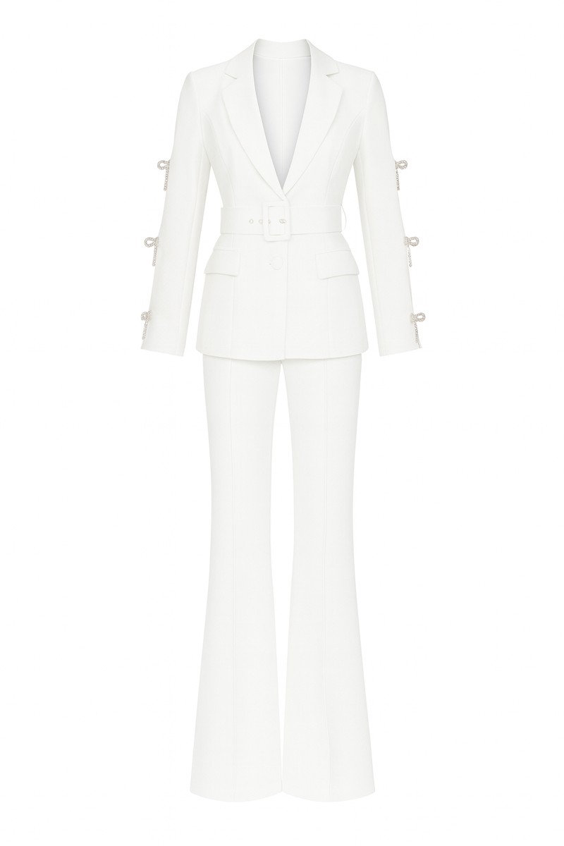 traje de chaqueta y pantalon en crepe blanco Blazer con cuello esmoquin y cinturon para boda, invitada, fiesta, celebracion, coctel, otoño-invierno
