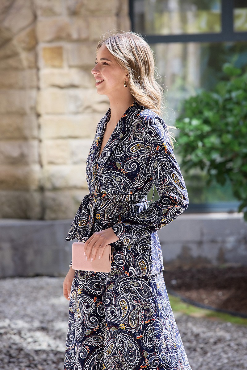 comprar online chaqueta fluida y pantalón en en estampado azul, Blazer con cuello esmoquin y cinturón para boda, invitada, fiesta, celebración, coctel, verano-primavera