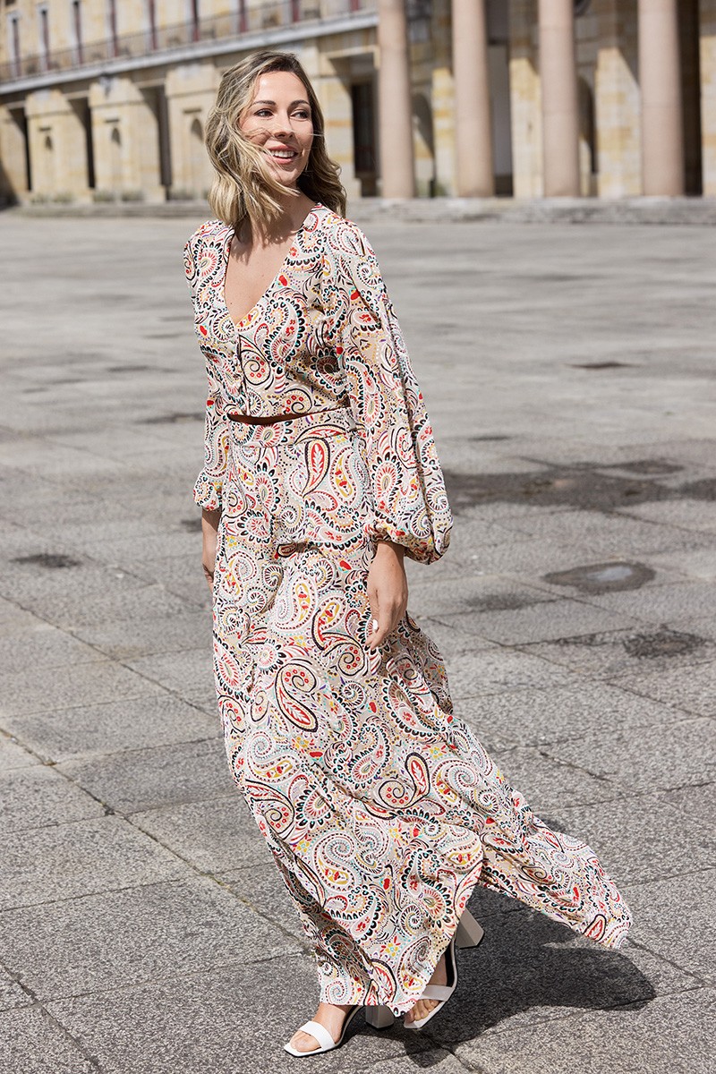 Comprar top paisley en gasa beige estampada con mangas abullonada transparente, escote en pico y botones forrados para invitada, boda, evento, comunión, invitada comunión, graduacion