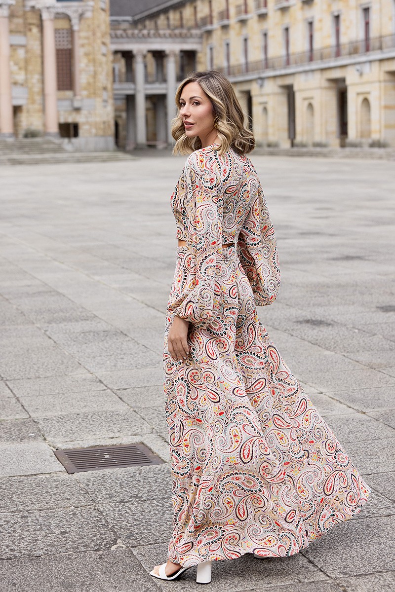 top en gasa paisley beige estampada con mangas abullonada transparente, escote en pico y botones forrados para invitada, boda, evento, comunión, invitada comunión, graduacion