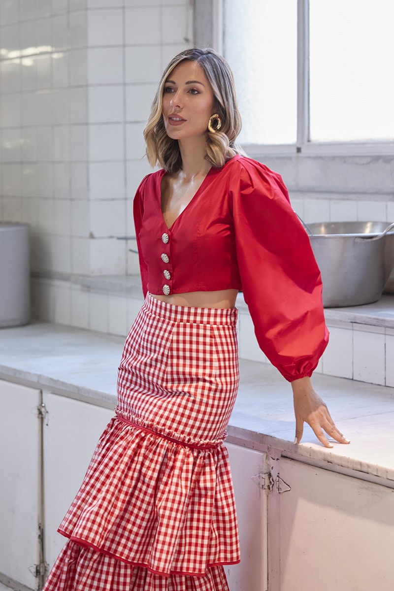 top con boton joya escote en pico y media manga en tafetan rojo para invitadas a bodas, fiesta
