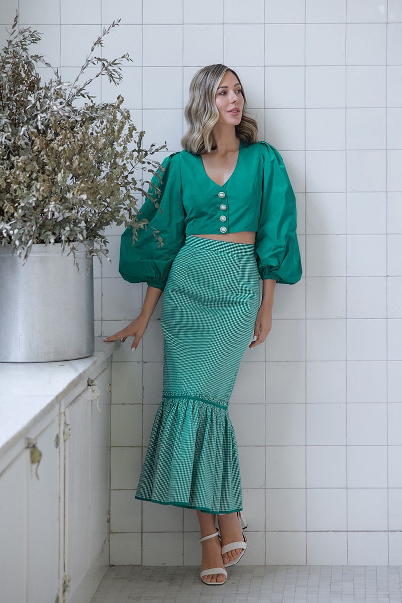 conjunto top de fiesta corto con botón joya escote en pico y media manga en tafetan verde para invitadas a bodas, fiesta