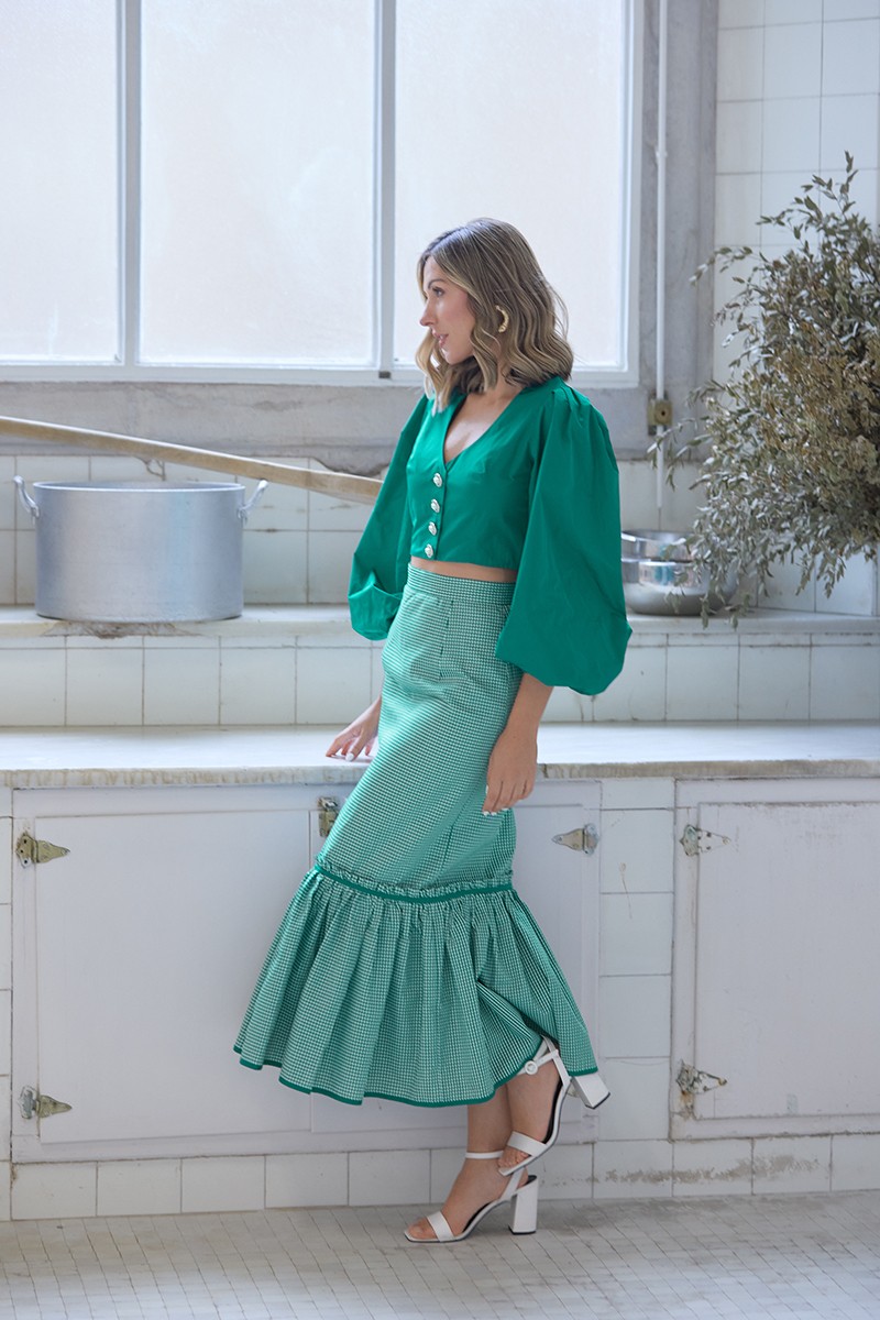 falda cuadro vichy y top de fiesta corto con botón joya escote en pico y media manga en tafetan verde para invitadas a bodas, fiesta
