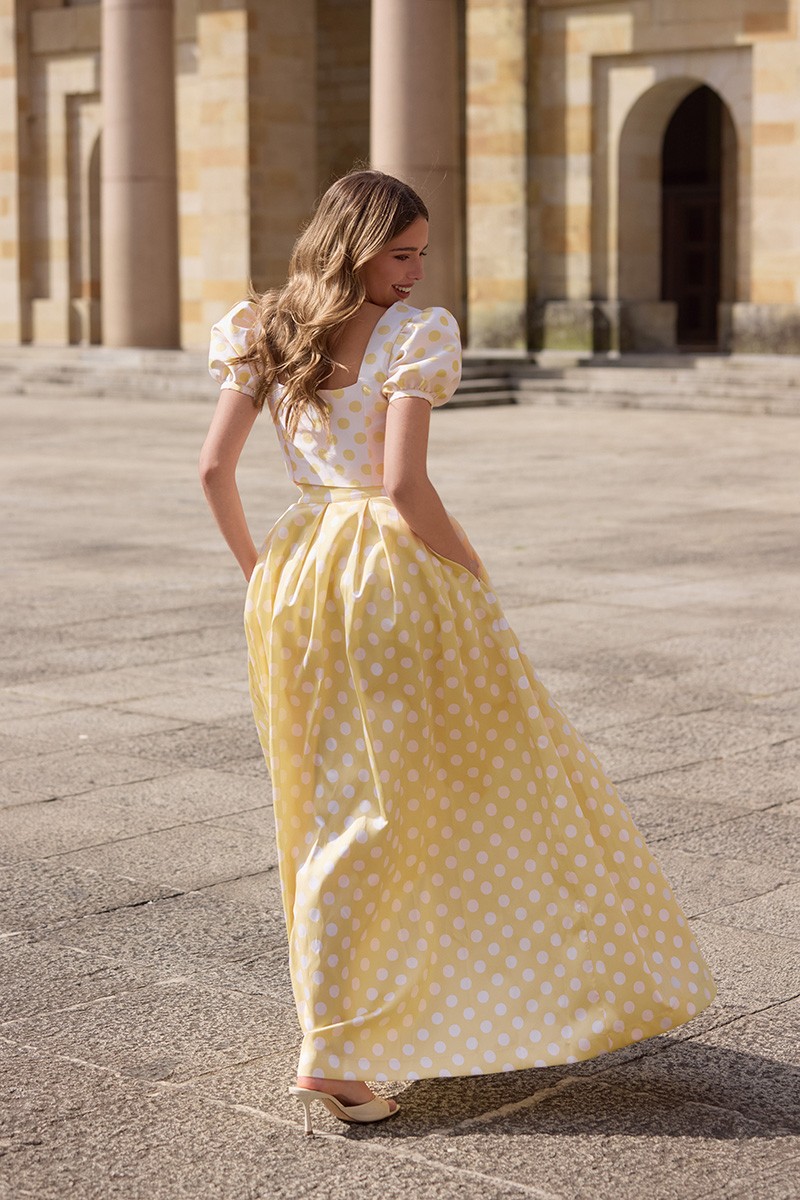Conjunto de fiesta de top y falda con mangas abullonadas y botones forrados en tejido con estampado de lunares amarillo ideal para invitadas boda de dia, o mama de comunion o bautizo