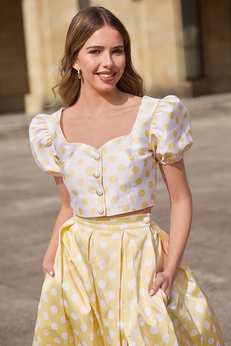Conjunto para boda de top y falda larga con mangas abullonadas y botones forrados en tejido con estampado de lunares amarillo ideal para invitadas, o mama de comunion o bautizo