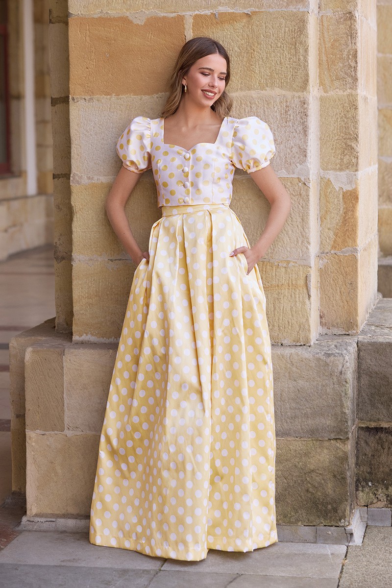maxifalda y top con mangas abullonadas y botones forrados en tejido con estampado de lunares amarillo ideal para invitadas boda de dia, o mama de comunion o bautizo