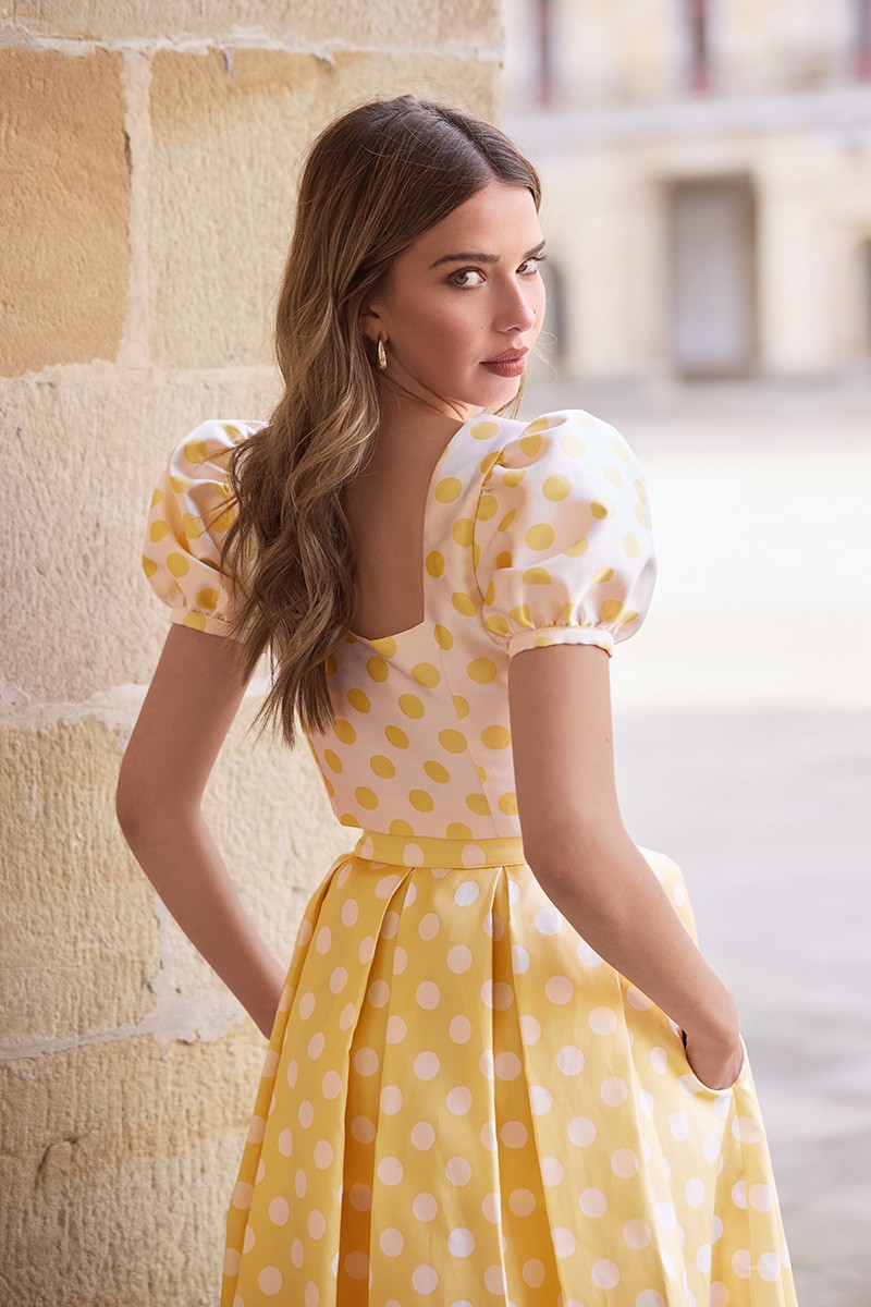 Conjunto de top y falda larga abullonada con mangas abullonadas y botones forrados en tejido con estampado de lunares amarillo ideal para invitadas boda de dia, o mama de comunion o bautizo