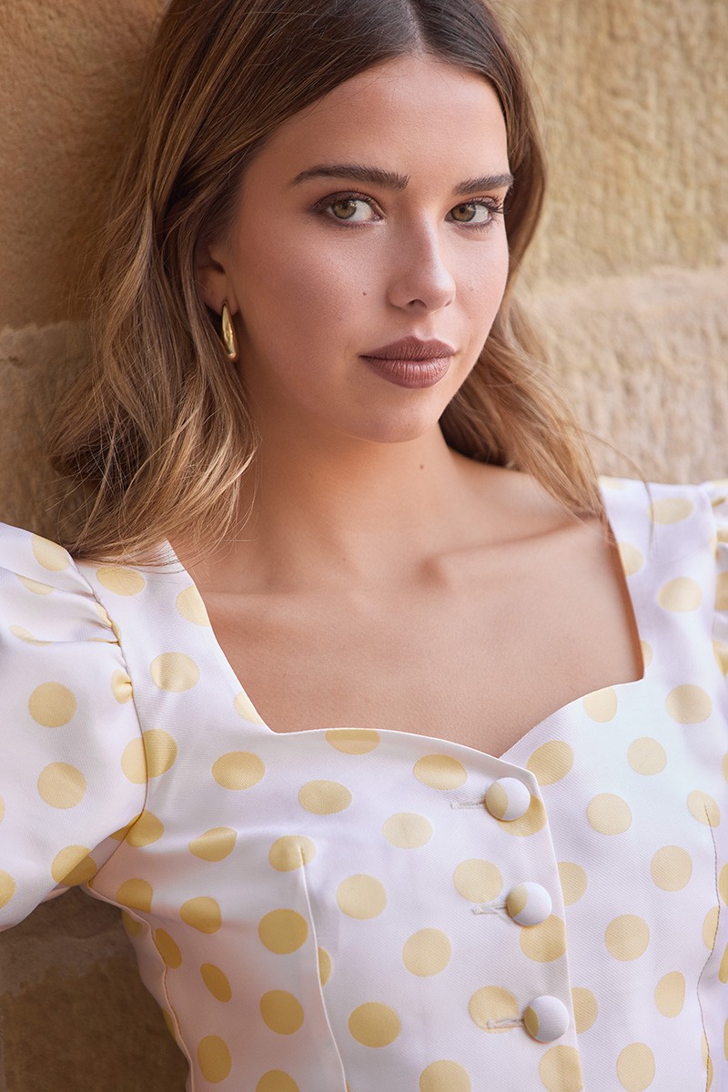 Conjunto con mangas abullonadas y botones forrados en tejido con estampado de lunares amarillo ideal para invitadas boda de dia, o mama de comunion o bautizo
