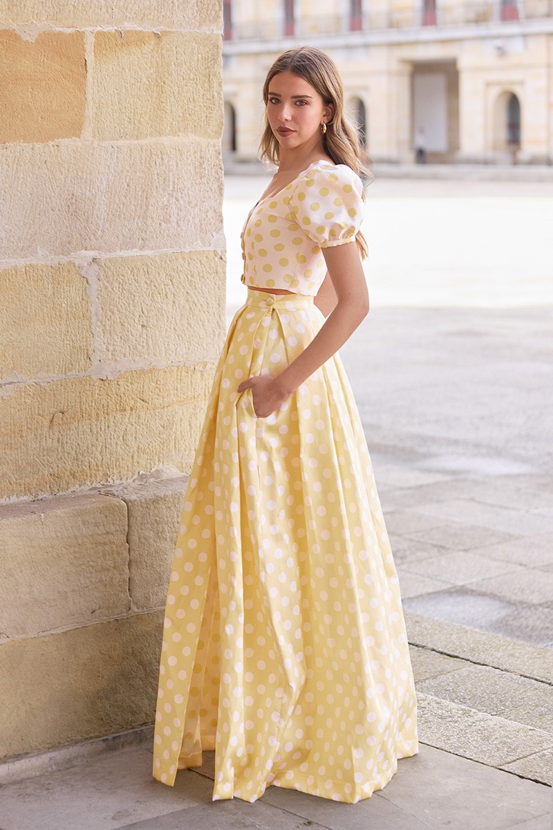 Conjunto de top y falda larga con mangas abullonadas y botones forrados en tejido con estampado de lunares amarillo ideal para invitadas boda de dia, o mama de comunion o bautizo
