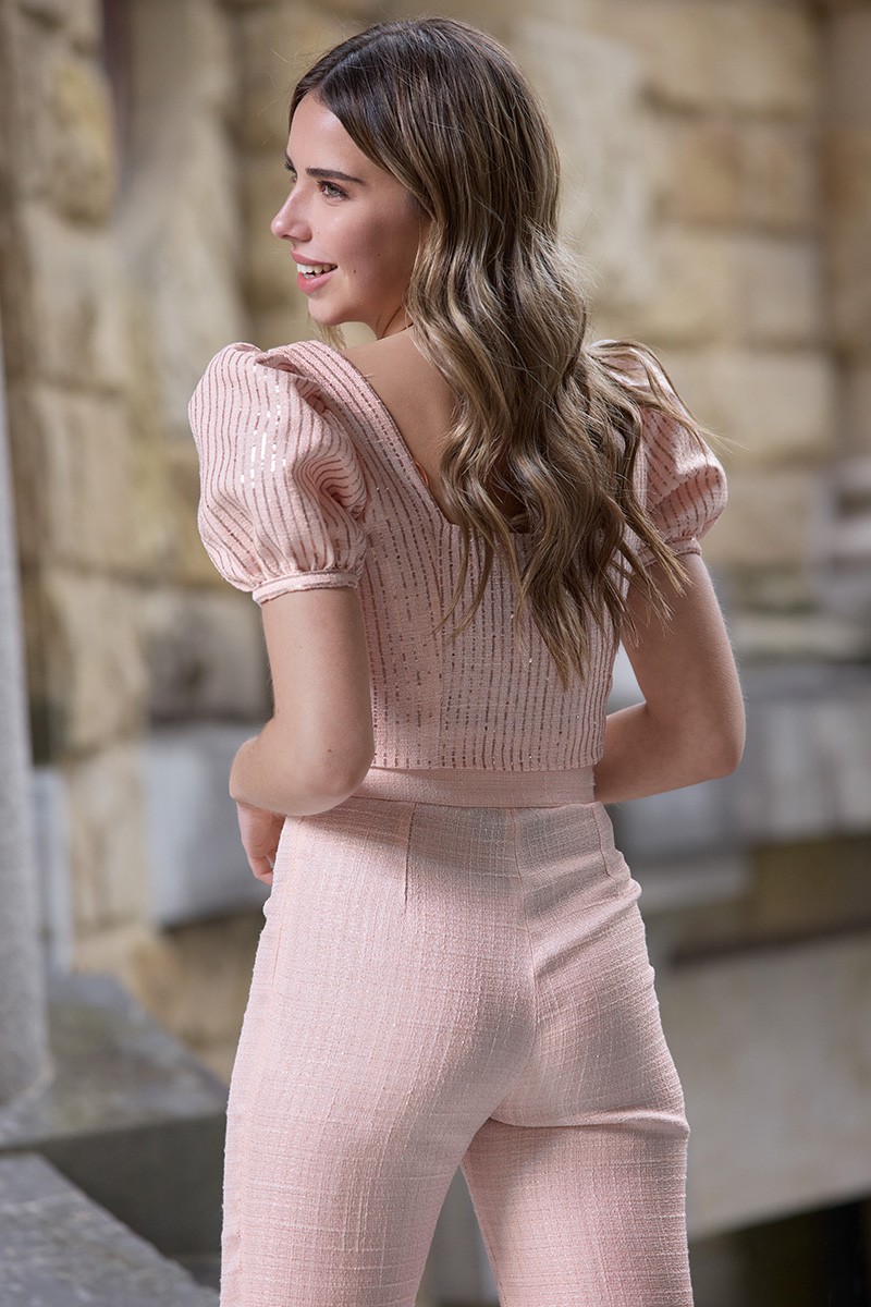 top en tweed rosa bordado con mangas abullonadas , escote en corazón y botones forrados para mamá de comunión, invitada de comunión, invitada de boda, mamá de bautizo, invitada de bautizo, evento